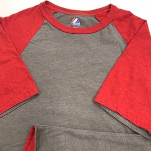 BASEBALL/softball SZ M. RED and GREY SHORT SLEEVES. Very soft shirt n great cond